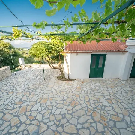 Eleni Villa *